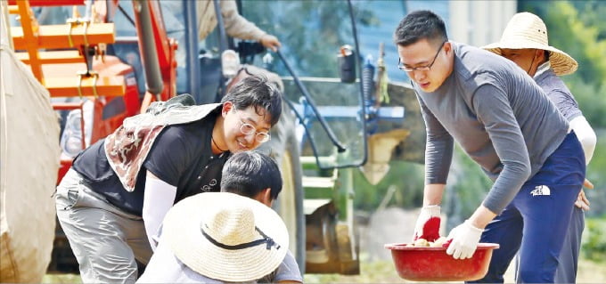 김동선 한화갤러리아 전략본부장(오른쪽)은 지난 2일 한국 파이브가이즈에 감자를 공급하는 강원 평창군 산지를 찾아 감자 수확에 참여했다. /한화갤러리아 제공 