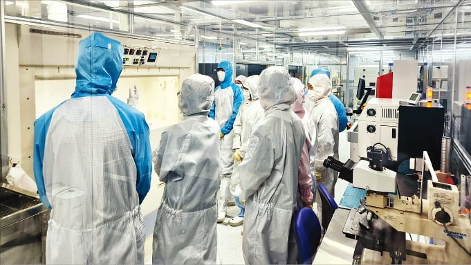 부산 기장군 방사선의과학산단 내 전력반도체 상용화센터 후공정실에서 테크노파크 관계자와 연구개발 인력이 장비를 살펴보고 있다. /부산테크노파크 제공 