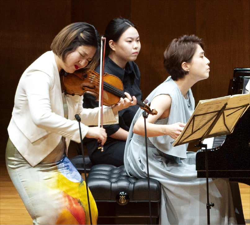 바이올리니스트 조진주와 피아니스트 김규연이 지난 22일 서울 서초동 예술의전당에서 함께 연주하고 있다.  예술의전당 제공 