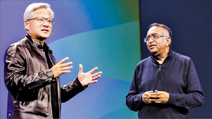 젠슨 황 엔비디아 최고경영자(CEO·왼쪽)와 라구 라구람 VM웨어 CEO.  VM웨어 제공 
