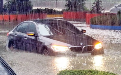 [포토] 청주 폭우…물에 잠긴 車