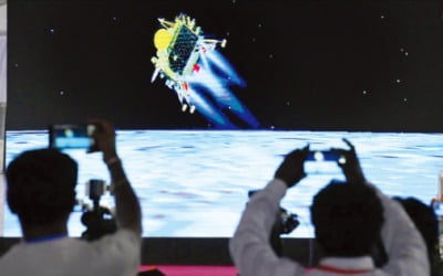 인도, 인류 최초로 '달 남극' 갔다…'찬드라얀 3호' 착륙 성공