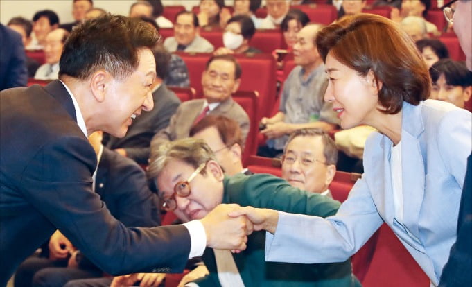 나경원 전 의원(오른쪽)과 김기현 국민의힘 대표가 24일 국회도서관에서 열린 ‘인구와 기후 그리고 내일’ 카지노 슬롯머신 규칙 창립식에서 악수하고 있다.  /뉴스1 