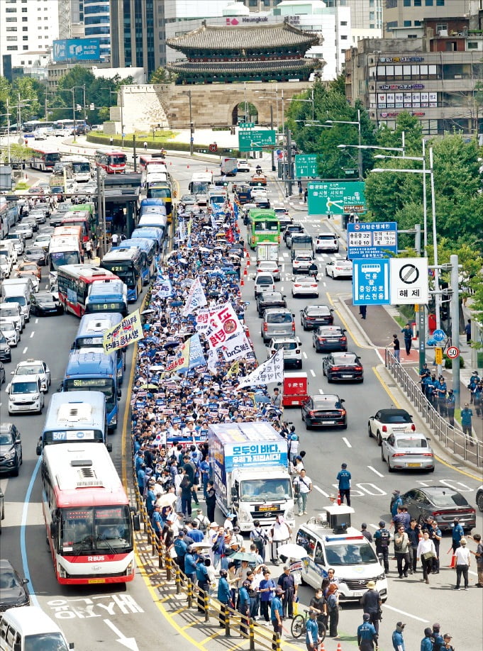 더불어민주당이 25일 주최한 ‘후쿠시마 원전 오염수 투기 중단 국민행진’ 참가자들이 남대문 인근 2개 차로를 막고 거리 행진을 하고 있다. 민주당 지도부 등을 비롯한 참가자들은 서울 광화문광장 이순신 동상 앞에서 용산 대통령실까지 약 5㎞를 행진했다.  /이솔 기자 