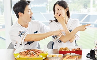 [포토] 배민 서빙로봇 야구장에 등장