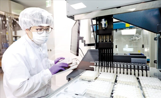 LG화학 연구원이 충북 오송바이오밸리 진단시약 전용공장에서 제품을 개발하고 있다.  /LG화학 제공 