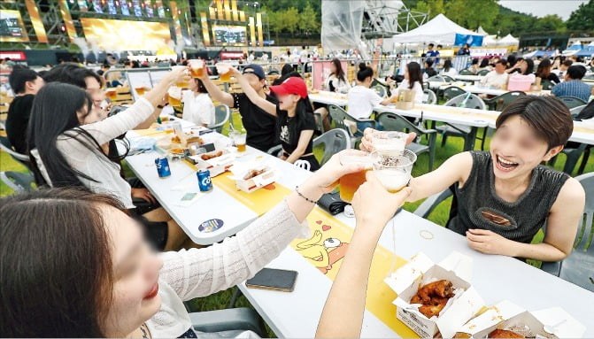 대구치맥축제가 30일 대구 두류공원에서 개막해 9월 3일까지 이어진다. 이날 대구치맥축제에서 참가자들이 치맥을 즐기고 있다.  /연합뉴스 