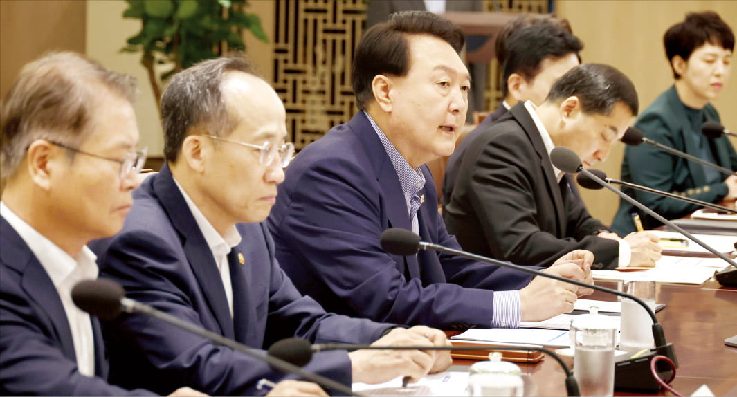 윤석열 대통령이 31일 서울 용산 대통령실에서 열린 ‘19차 비상경제민생회의’에서 발언하고 있다.                                                                             김범준 기자 