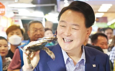 [포토] 윤석열 대통령, 노량진 카지노 로얄서 우럭탕·꽃게찜 오찬