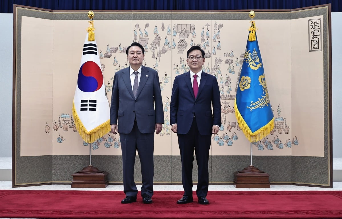 윤석열 대통령·석동현 민주평통 사무처장(오른쪽).