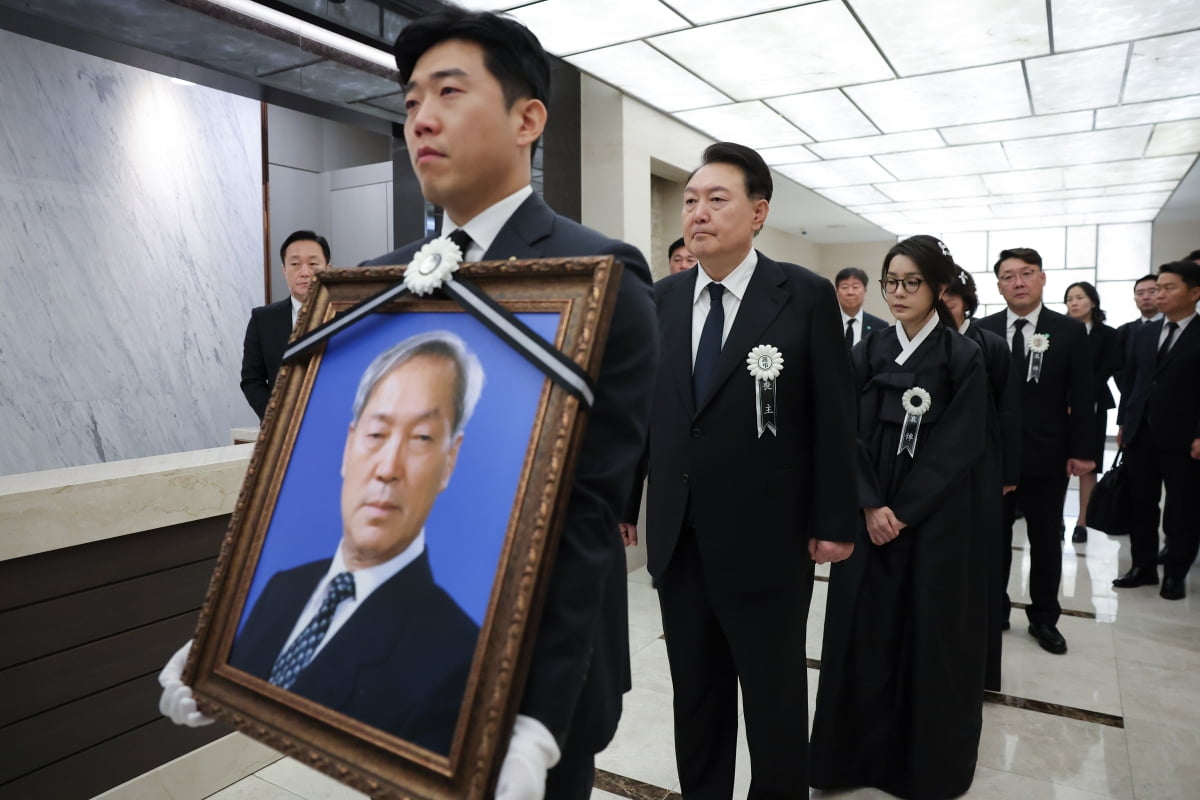 윤석열 대통령과 김건희 여사가 17일 서울 서대문구 세브란스병원 장례식장에서 열린 부친 고(故) 윤기중 연세대 명예교수의 영결식에 참석하고 있다. 사진=대통령실