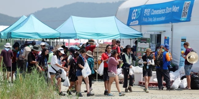 2023 새만금 세계스카우트잼버리 개영일인 2일 전북 부안군 하서면 야영장 델타구역에 마련된 편의점에 음료수와 얼음을 사려는 이들이 몰려 있다.  사진=연합뉴스