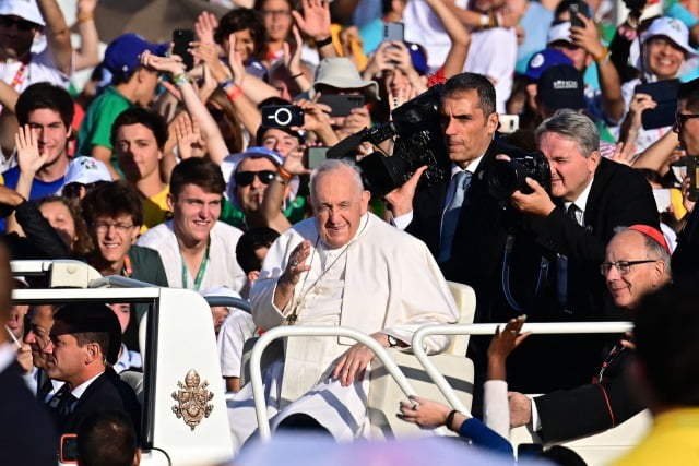 프란치스코 교황이 6일(현지시간) 포르투갈 리스본 테조 공원에서 개최된 가톨릭 세계청년대회(WYD) 미사에 참석해 손을 흔들고 있다. 사진=연합뉴스