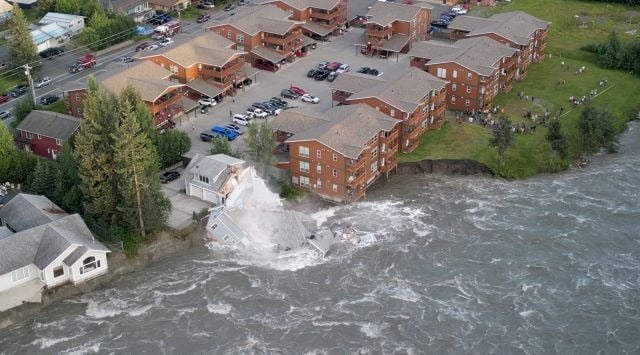 5일 미국 알래스카주의 한 주택 건물이 빙하가 녹아내리면서 무너져 내리고 있다. 