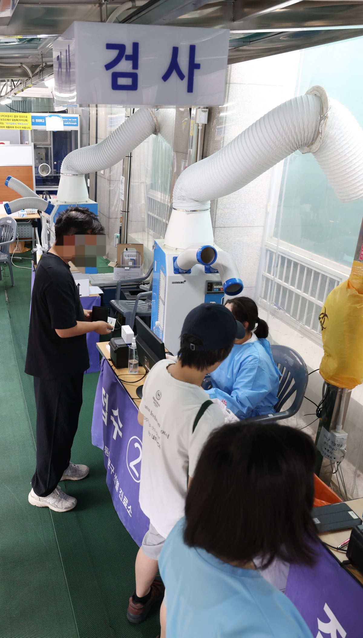 서울 동대문구 보건소에 마련된 선별진료소에서 시민들이 코로나19 검사를 받고 있다./한국경제