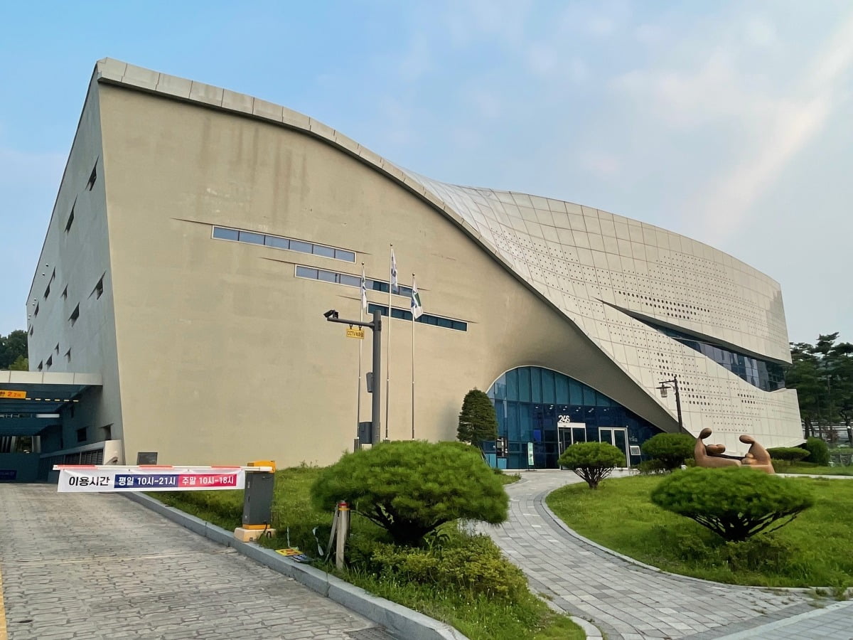 의정부미술도서관 외관. 2020년 한국건축문화대상에서 준공건축물 부분 우수상을 수상했다.