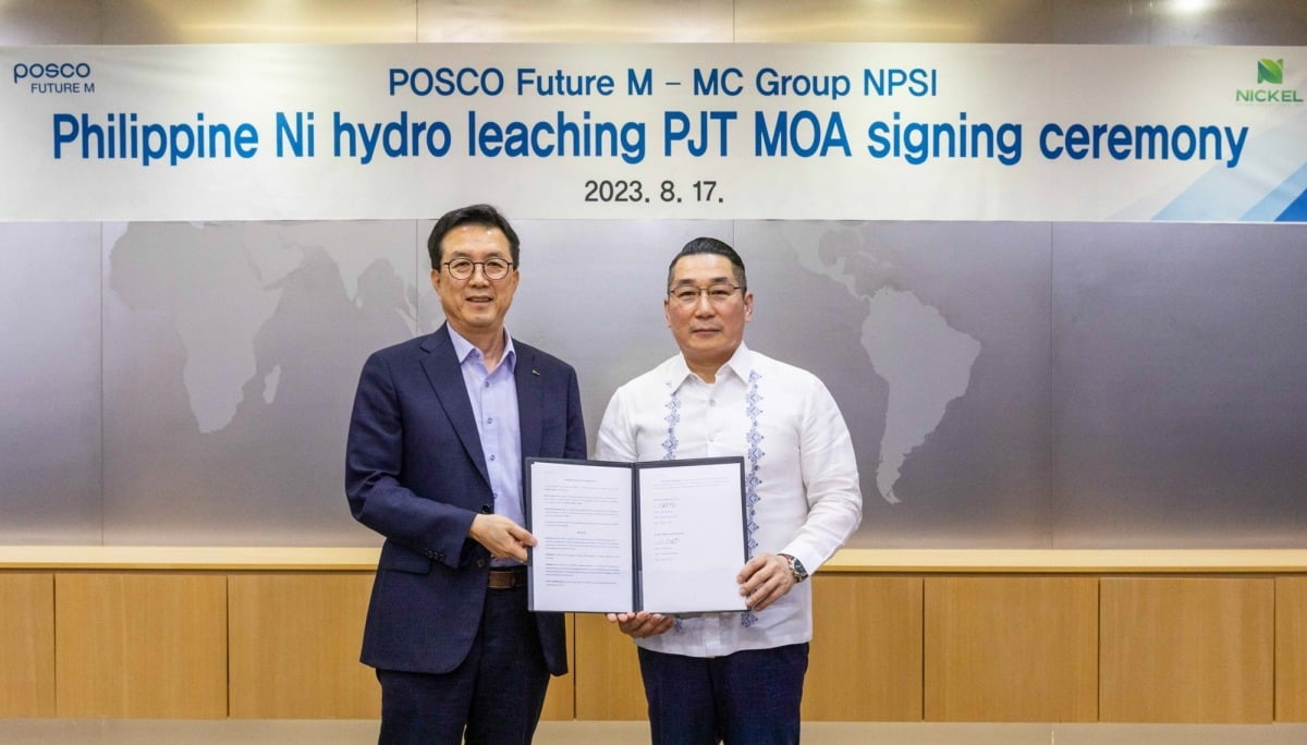 포스코퓨처엠과 NPSI(Nickel Prime Solutions Inc)가 필리핀 니켈 합작사업 MOA를 체결했다. 포스코퓨처엠 김준형 사장(왼쪽), MC그룹 마이클 첸 회장. 사진=포스코퓨처엠 제공