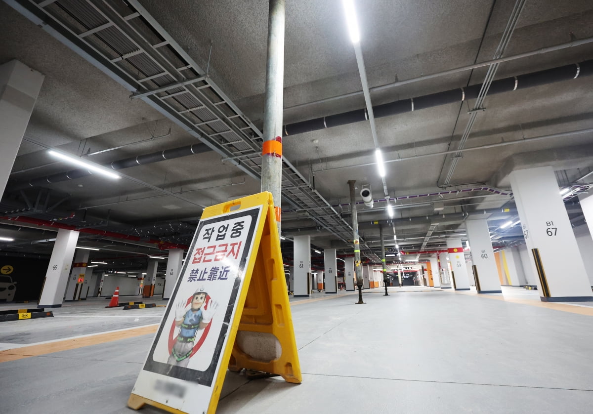 경기도 오산시 세교2 A6블록 아파트 주차장에 보강 공사를 위한 잭 서포트가 설치돼 있다./연합뉴스