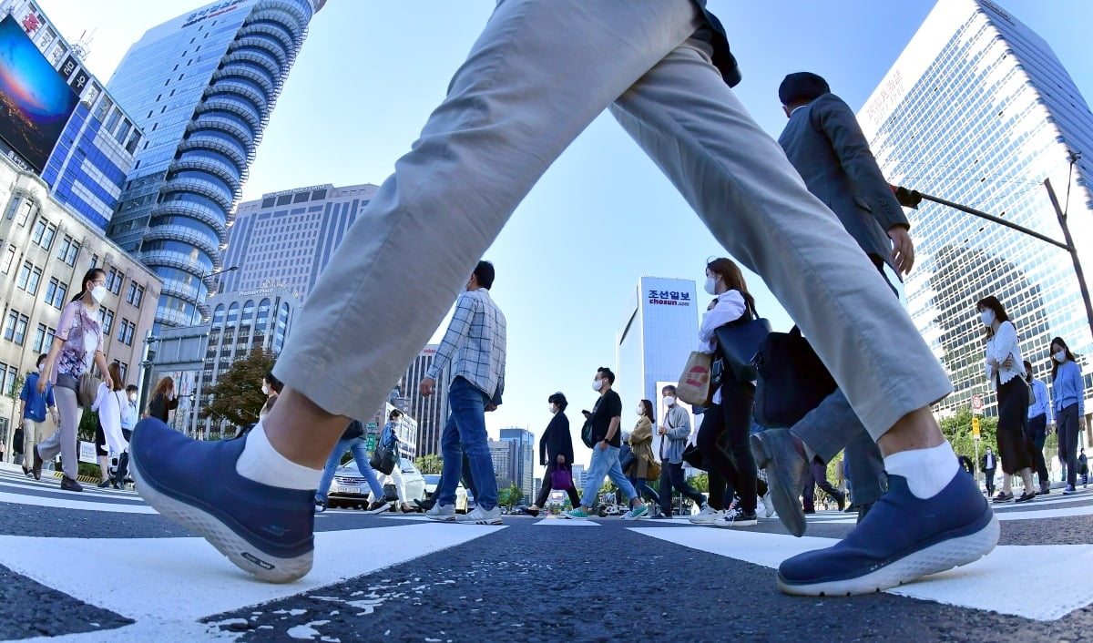 서울 종로구 세종대로에서 시민들이 출근을 하기 위해 발걸음을 옮기고 있다. 사진=한국경제신문