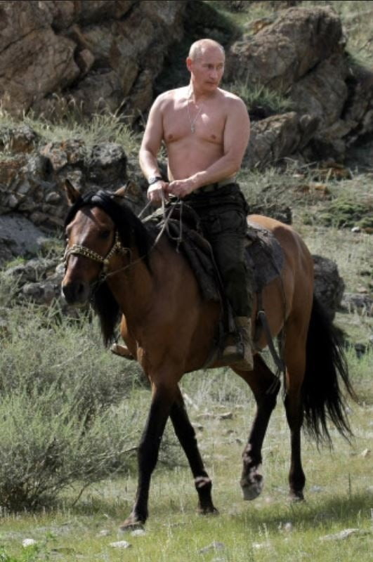 2009년 8월 여름 휴가 중 말을 타는 블라디미르 푸틴 러시아 대통령. 사진=AFP·연합뉴스