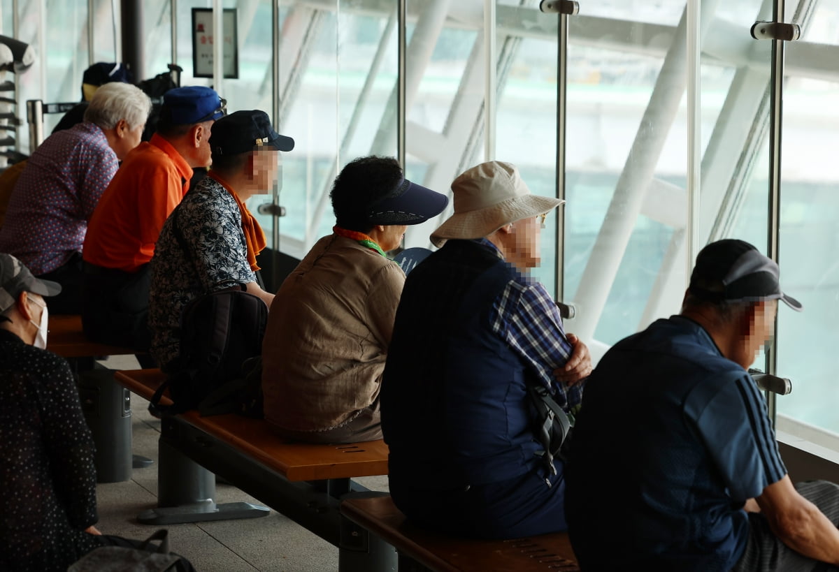 고령화가 가속화 되면서 국내 치매 환자도 급증하고 있다. 사진은 폭염을 피해 인천공항에 모인 노인들./연합뉴스