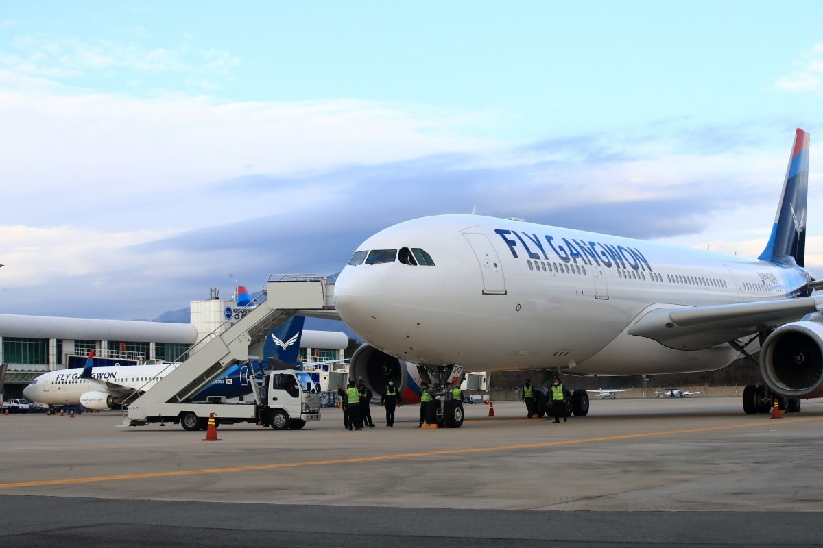 플라이강원의 A330-200 기종 중대형 광동체 항공기가 양양국제공항 주기장에 계류돼 있다. 사진=연합뉴스