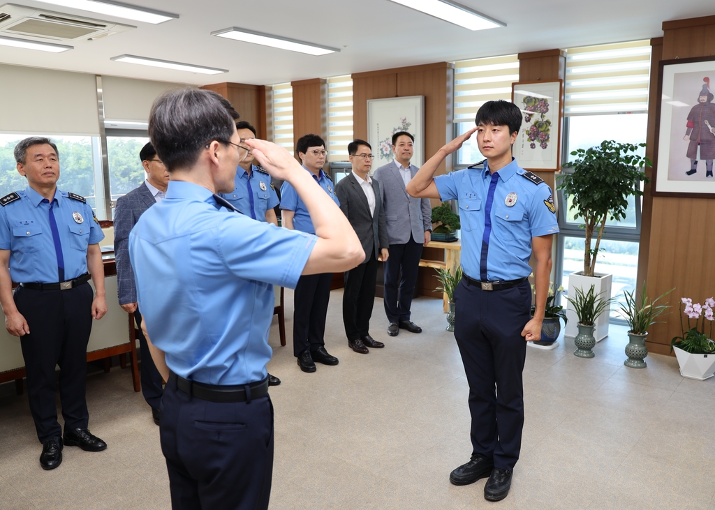 선장 없이 고속질주 어선에 뛰어내린 해경 '특별 승급'