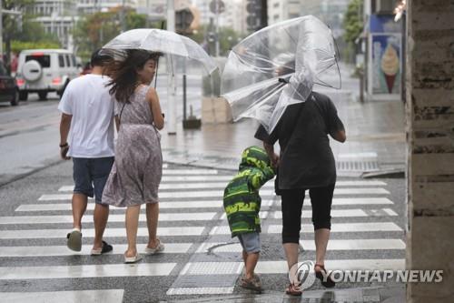 태풍 '카눈' 접근에 日오키나와 일부 지역 피난 지시