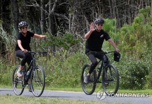 ' 내 나이가 어때서'…휴가 떠난 바이든, 해변서 상의 탈의