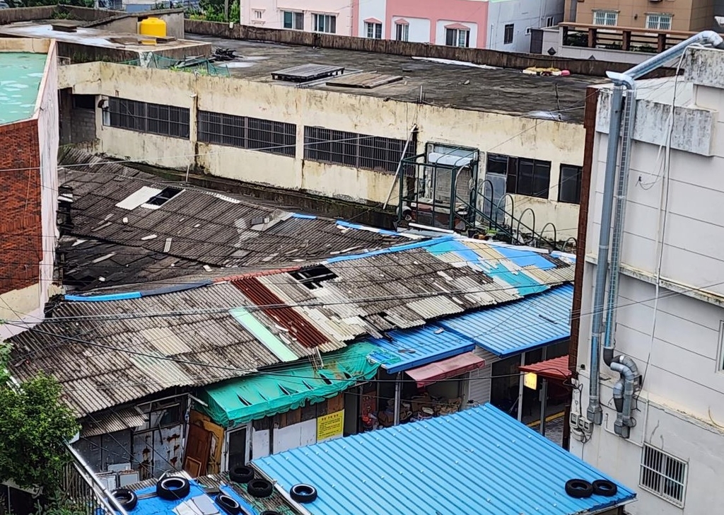 울산 전하시장 40년 된 불법 건축물 철거…태풍 피해 예방