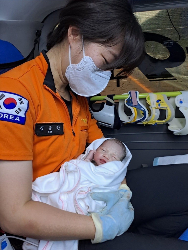 이른 산통에 당황한 태국인 임신부…구급차서 '새 생명' 출산