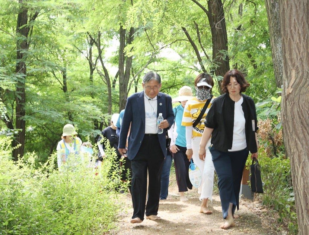 충주시 걷기 활성화 조례 개정…'맨발 산책로' 늘린다