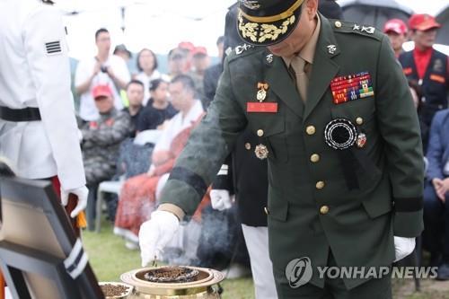 '방첩사 사칭' 해병대 무단침입 민간인…사단장은 우엉차 대접