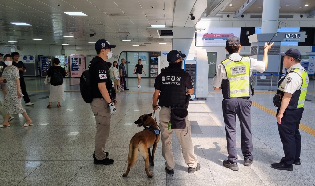 "자꾸 주변 살피게 돼"…교사 피습·살인예고에 시민 불안 커져