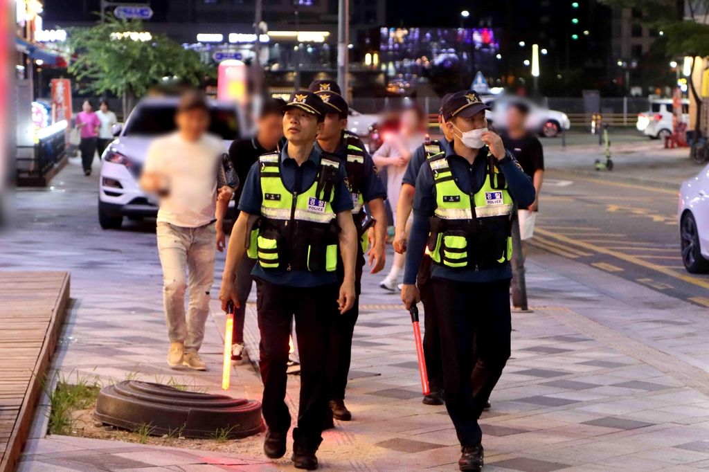 "자꾸 주변 살피게 돼"…교사 피습·살인예고에 시민 불안 커져