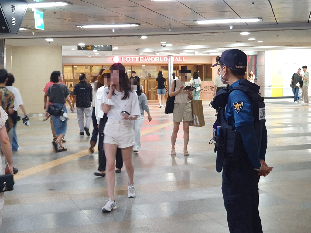 전철역엔 경찰·백화점 앞엔 장갑차…"안심" vs "어수선"