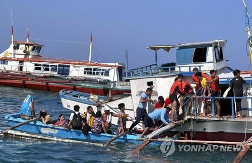 필리핀 해역서 여객선 또 침몰…1명 사망·97명 구조