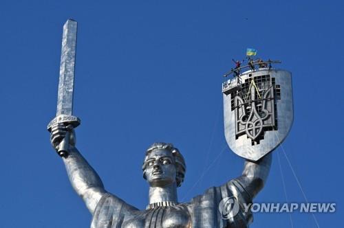 키이우 조각상 '낫과 망치' 제거…우크라 '러시아 지우기' 박차