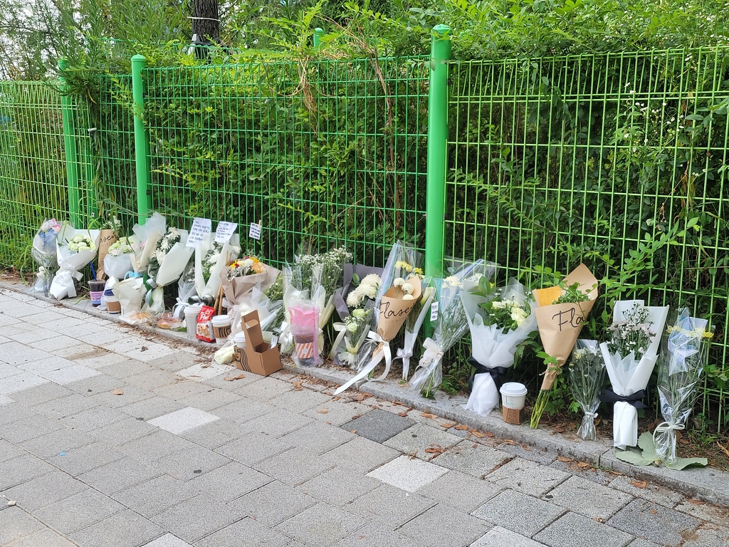 "엄마, 벌써 보고 싶어"…분당 사건 피해 현장에 추모 꽃다발