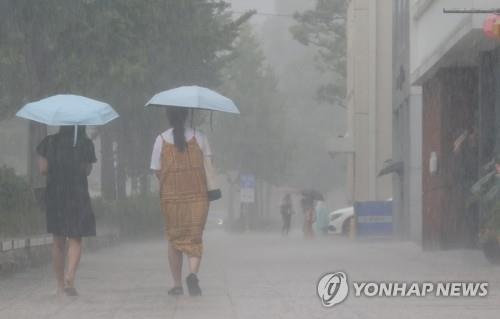 전북 구름 많고 소나기…낮 기온 34∼36도