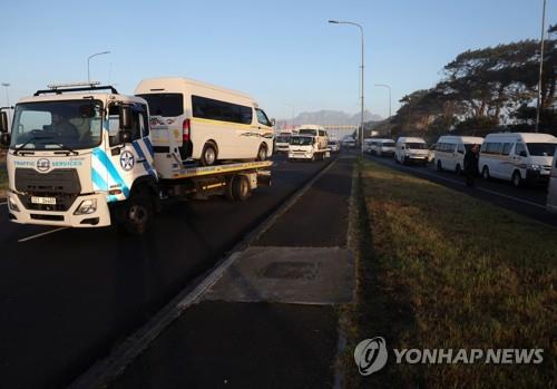 남아공 케이프타운서 미니버스 택시 시위 엿새째…3명 사망