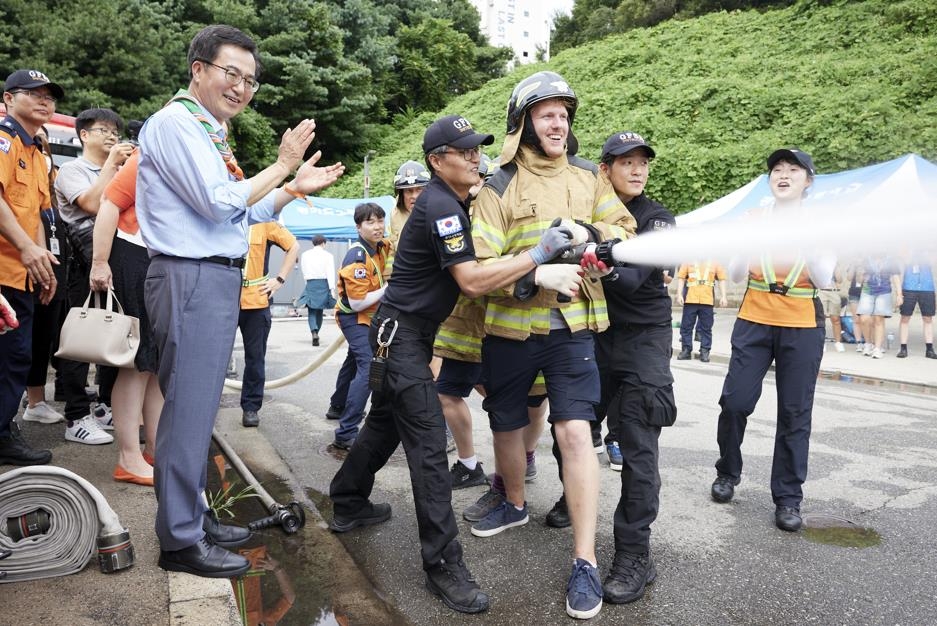 김동연 지사, 경기소방학교·아트센터서 잼버리 대원들 격려