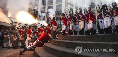 구석기시대 사냥꾼 vs 나폴레옹군 병사, 누가 키 컸을까