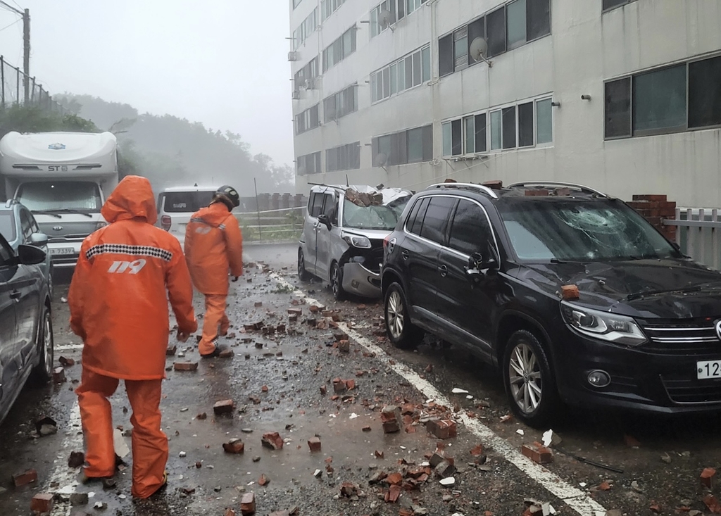 [태풍 카눈] '벽돌 떨어지고 차량 침수되고'…경남 곳곳 피해 속출