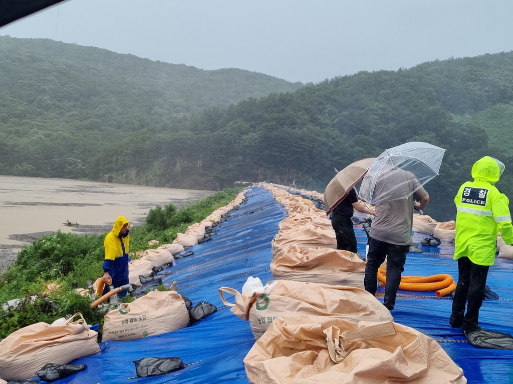 [태풍 카눈] 도로 유실, 주민 고립…경주시, 저수지 인근에는 대피령