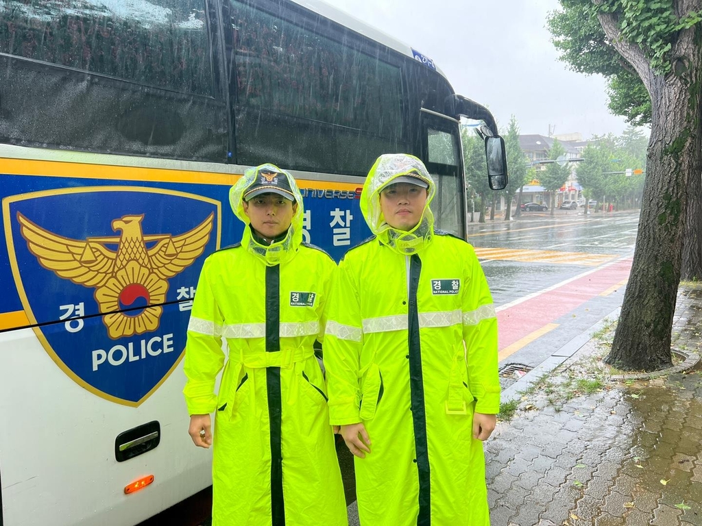 태풍 속 급류 휩쓸린 여성, 경찰 2명이 100ｍ 떠내려가며 구조