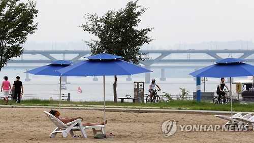 강변 모래사장이 해변 느낌 쉼터로…'한강뷰' 열대야 휴식처