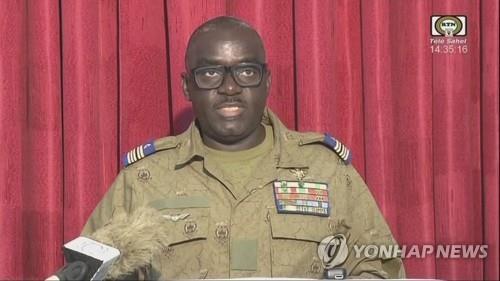 니제르 군부, 바줌 대통령 반역죄로 기소방침…제재 맹비난