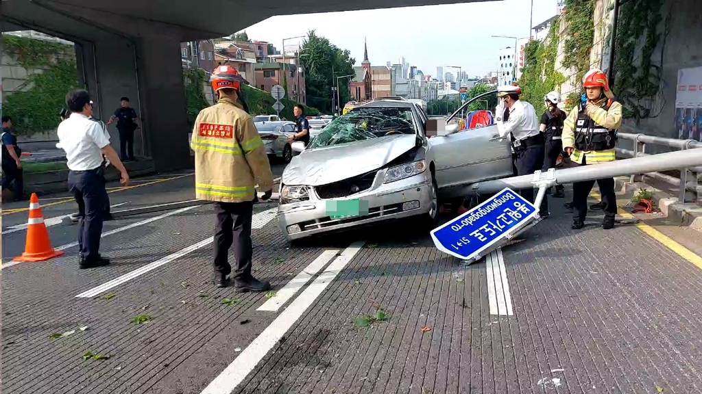 서대문구서 승용차가 난간 넘어 2ｍ 추락…운전자 경상