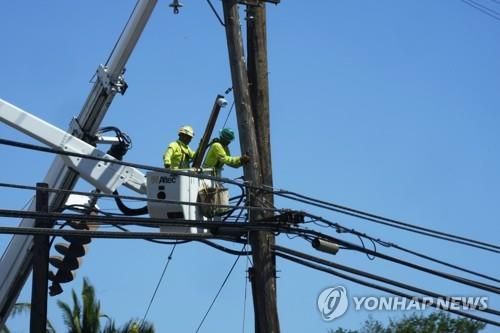 하와이 산불로 전력사 피소…"강풍에 날린 전선이 산불 일으켜"